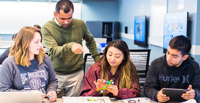 Academic prep assistant helping students during enrollment in Merced?
