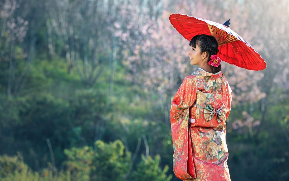 japanese woman using traditional clothing