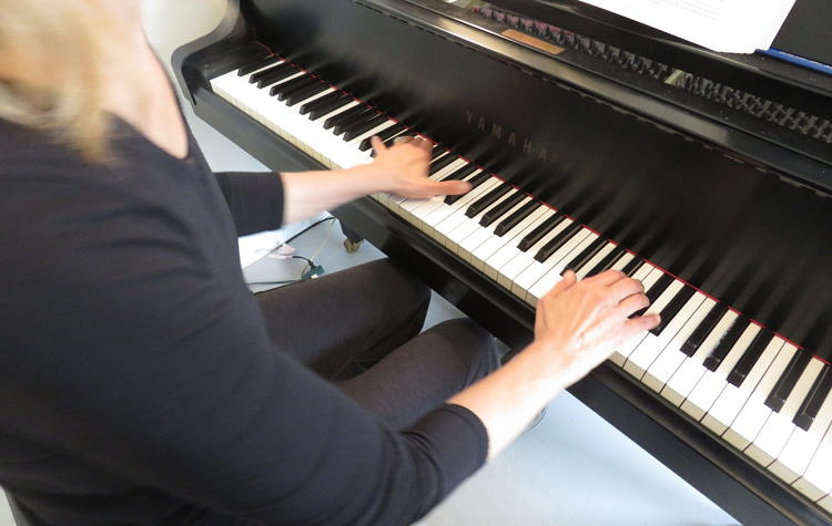 A lady playing the piano