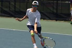 a tennis player running to the ball