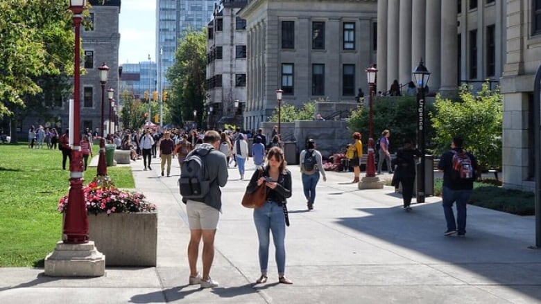 Students walking on campus at the University of Ottawa. 